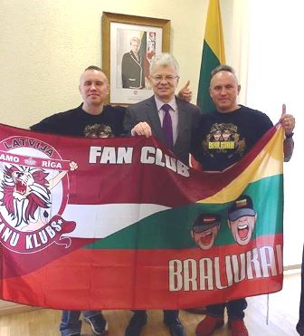 Braliukai_ir_ambasadorius_Ry_II.jpg