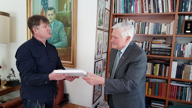 Prezidentas_dovanooja_Laisviui._Didele.jpg